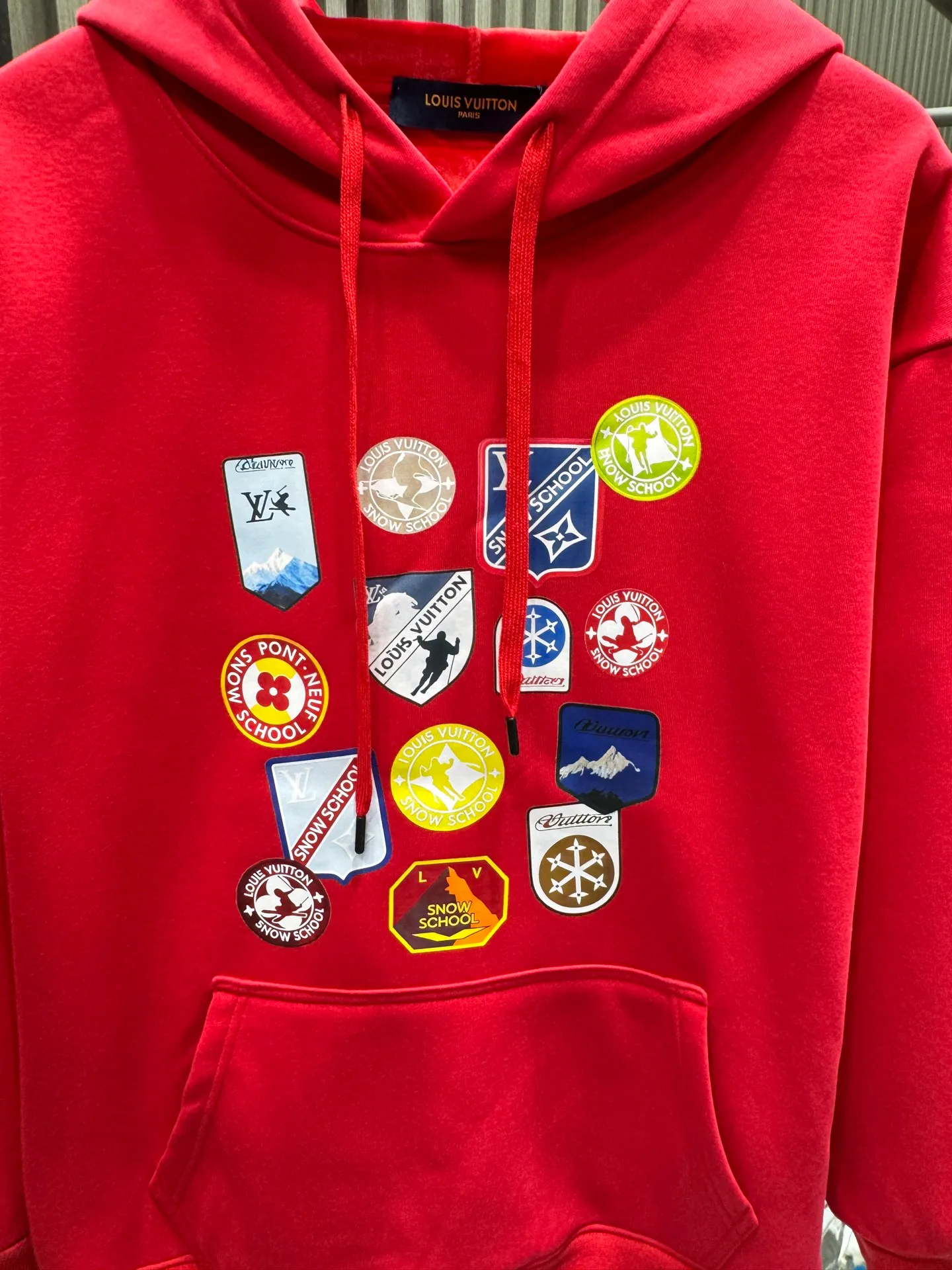 🅿️280 Louis Vuitton 1V25 Autumn and Winter New Year's new brand element printed hooded sweatshirt 400g pure cotton ➕ silver fox velvet Celebrates the art of travel with playful prints and LV Ski patches. The colorful pattern design is inspired by the ski school emblem and is decorated with the brand's iconic details. This casual piece adds a touch of sophistication to the winter vacation look. The fabric has a solid feel and is very classy, soft and delicate. Very refined and tasteful. Loose os cut. In line with the current trend aesthetic. Regular fit. Mixed print on the front.